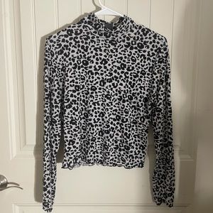 Sz Lg Grey Leopard Print Long Sleeve Faux Turtleneck w/ Rufffled Trim Edges 🐾